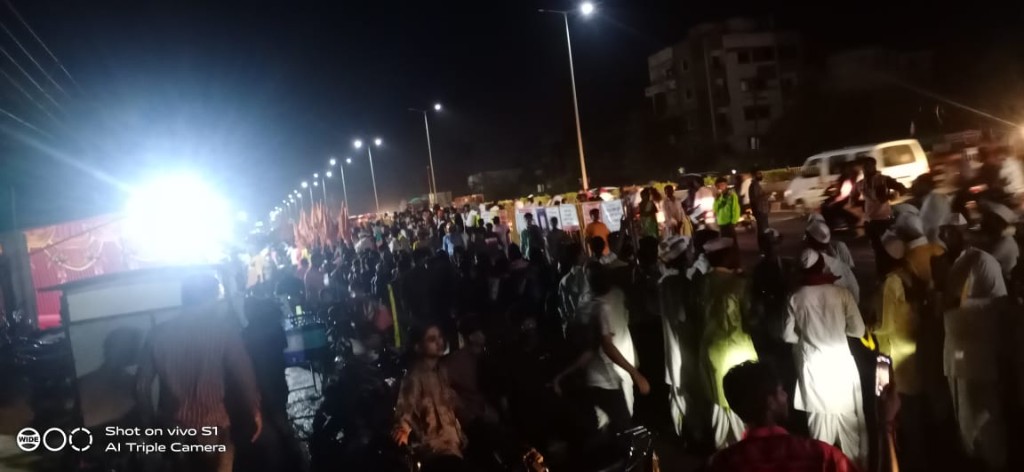 A large crowd gathered for night seva under street lights