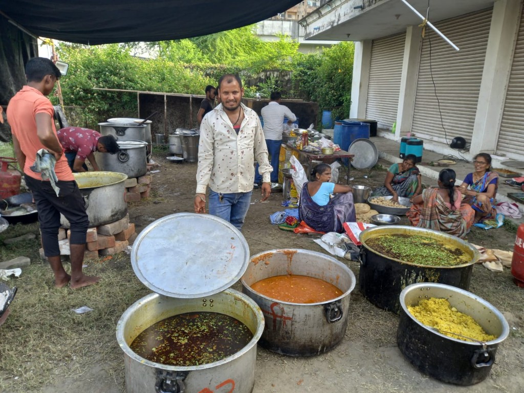 AAGAZ volunteers preparing food for seva