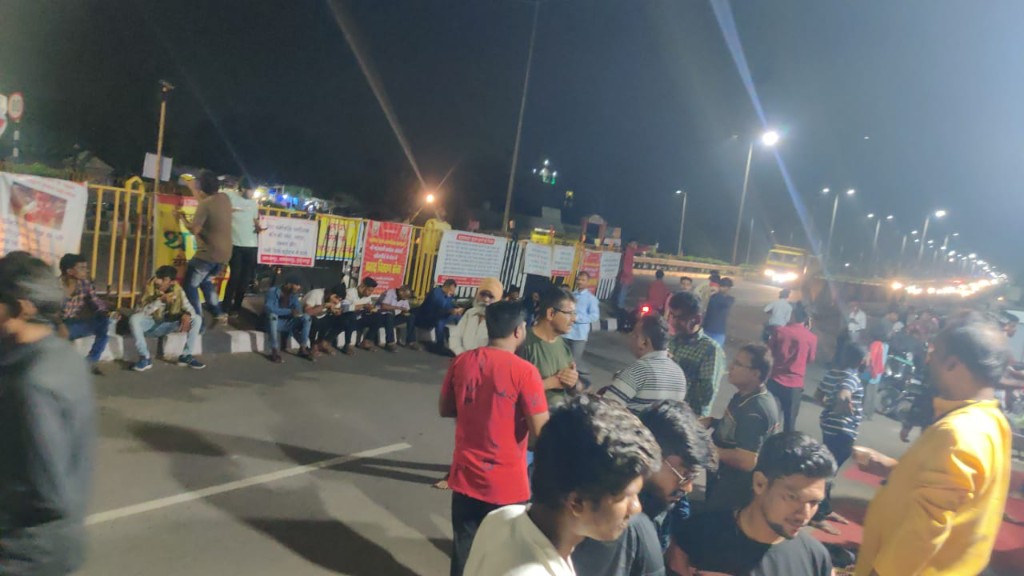 Community members seated along the road during prasad seva