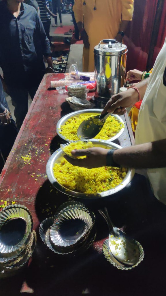 A volunteer serving poha during AAGAZ food seva